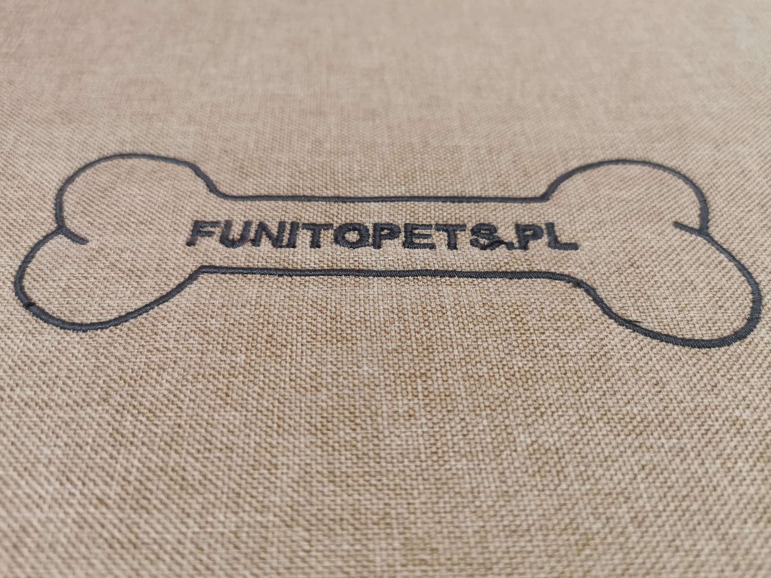 Ozdobny haft na legowisku dla psa