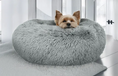 Załaduj zdjęcie, Legowisko Puffy dla psa (9/17) - widok z boku. Miękkie, pluszowe, ciemnoszare.