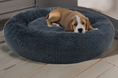 Załaduj zdjęcie, Legowisko Puffy dla psa (1/17) - widok z przodu. Miękkie, pluszowe, ciemnoszare.