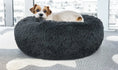 Załaduj zdjęcie, Legowisko Puffy dla psa (7/17) - widok z boku. Miękkie, pluszowe, ciemnoszare.