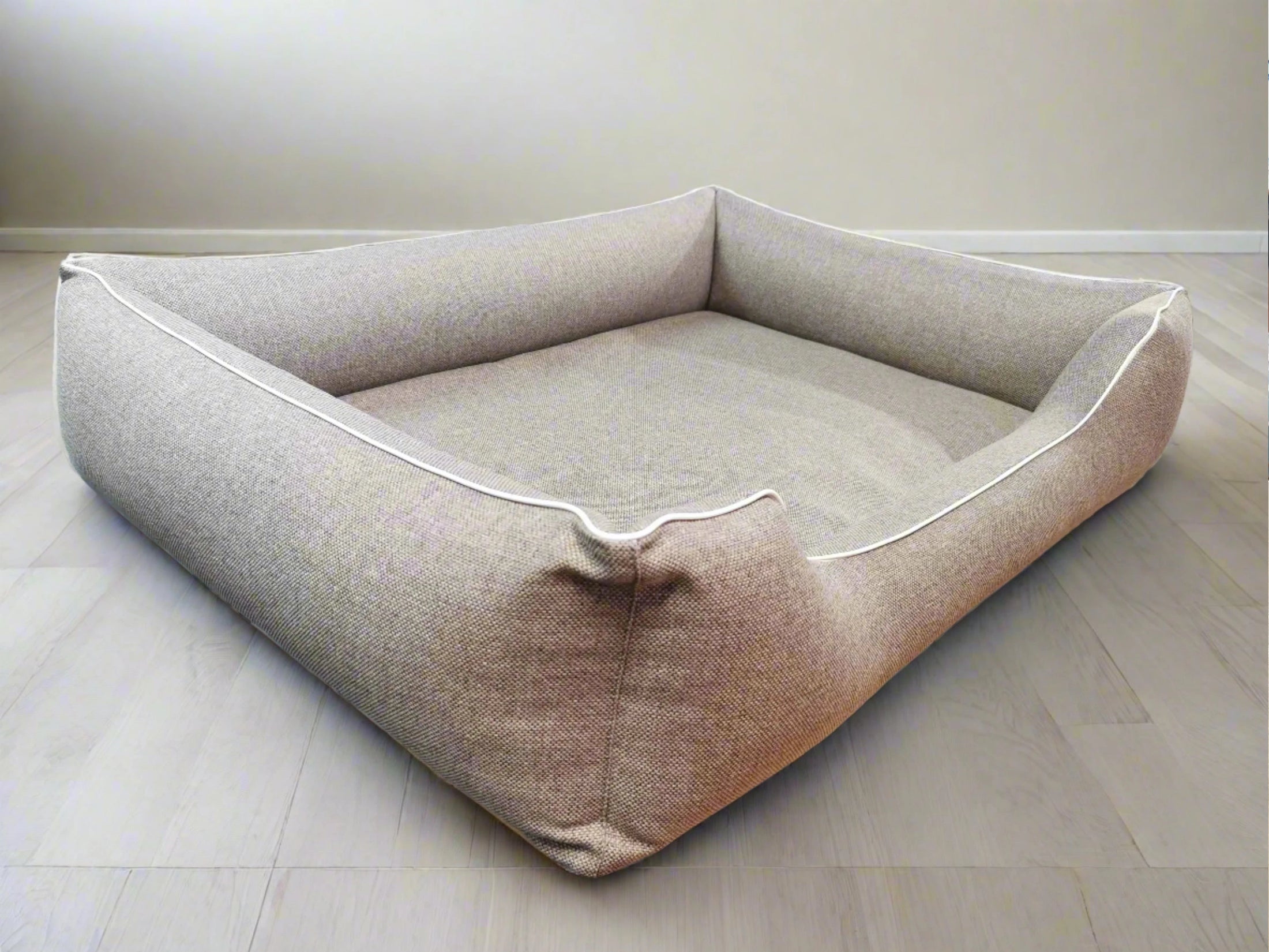 Legowisko dla psa Saba (11/20): Beżowa kanapa, widok z boku. Komfort i zdrowie pupila.