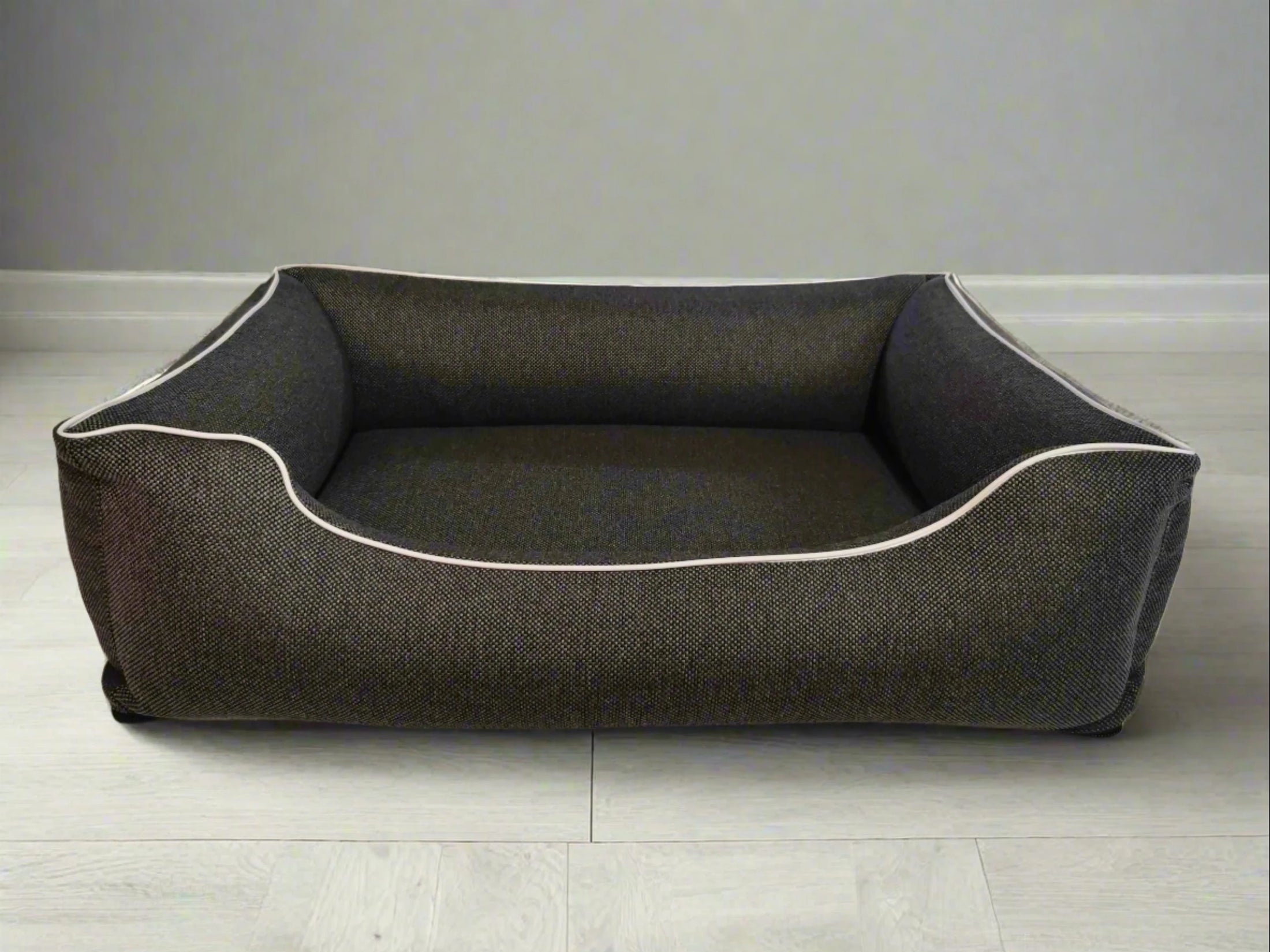 Legowisko dla psa Saba (6/20): Beżowa kanapa, widok z boku. Komfort i zdrowy kręgosłup.