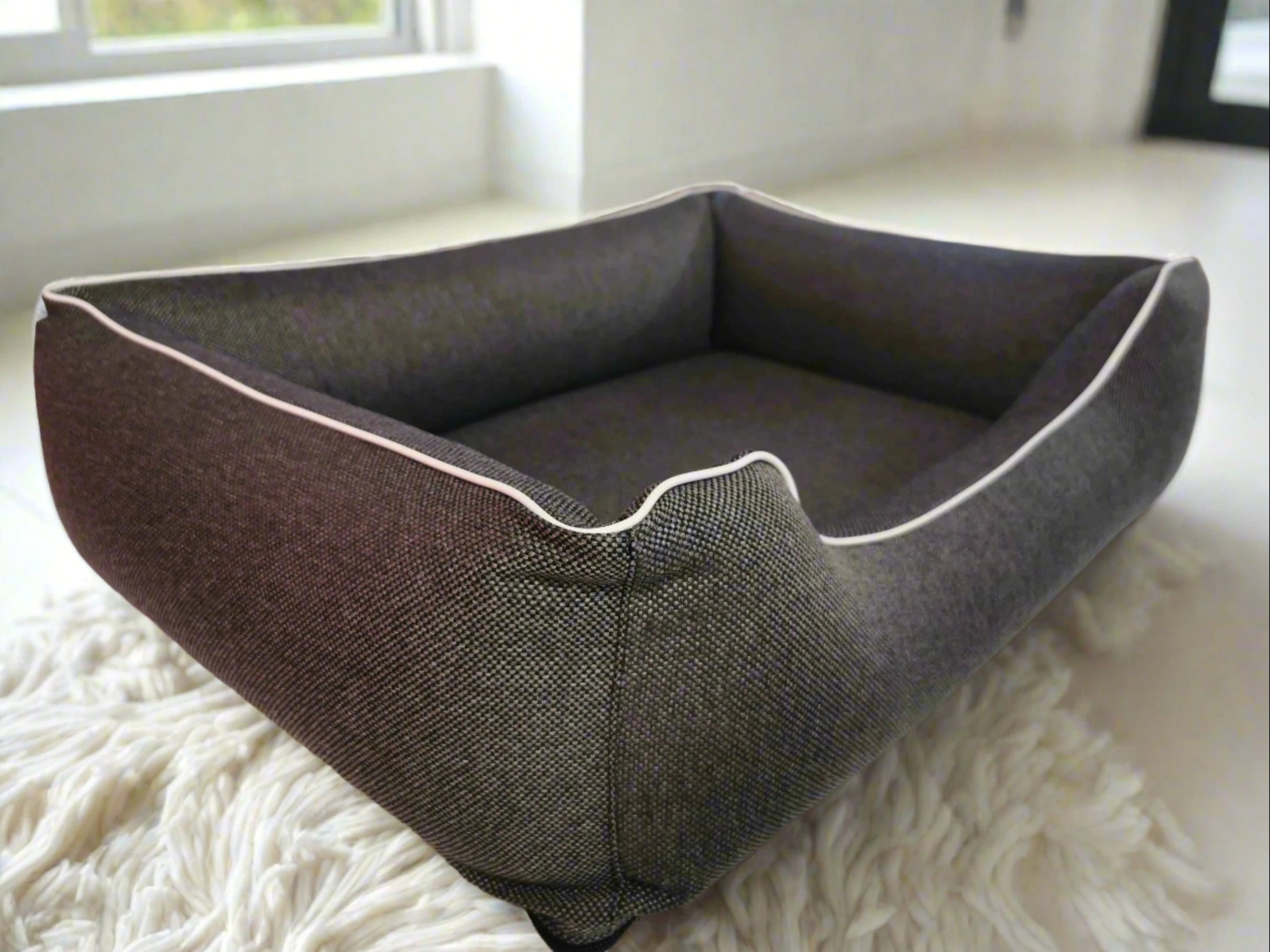 Legowisko dla psa Saba (5/20): Beżowa kanapa, widok z boku. Komfort i zdrowie kręgosłupa.