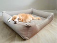 Załaduj zdjęcie, Legowisko Saba (10/20): Beżowa/szara kanapa dla psa. Widok z boku. Komfort i zdrowie kręgosłupa.
