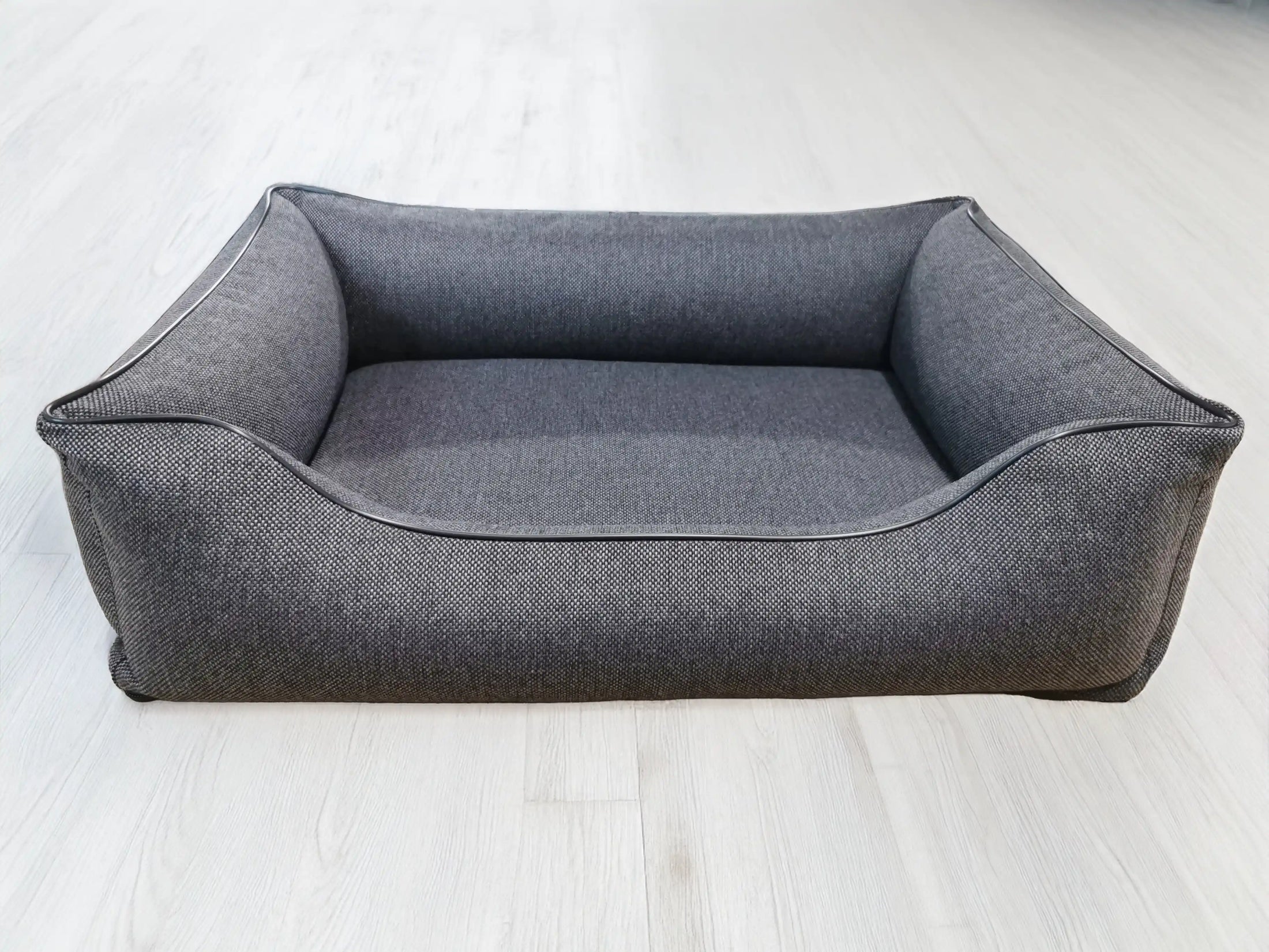 Legowisko dla psa Saba (4/20): beżowa kanapa, widok z boku. Komfort i zdrowie kręgosłupa.