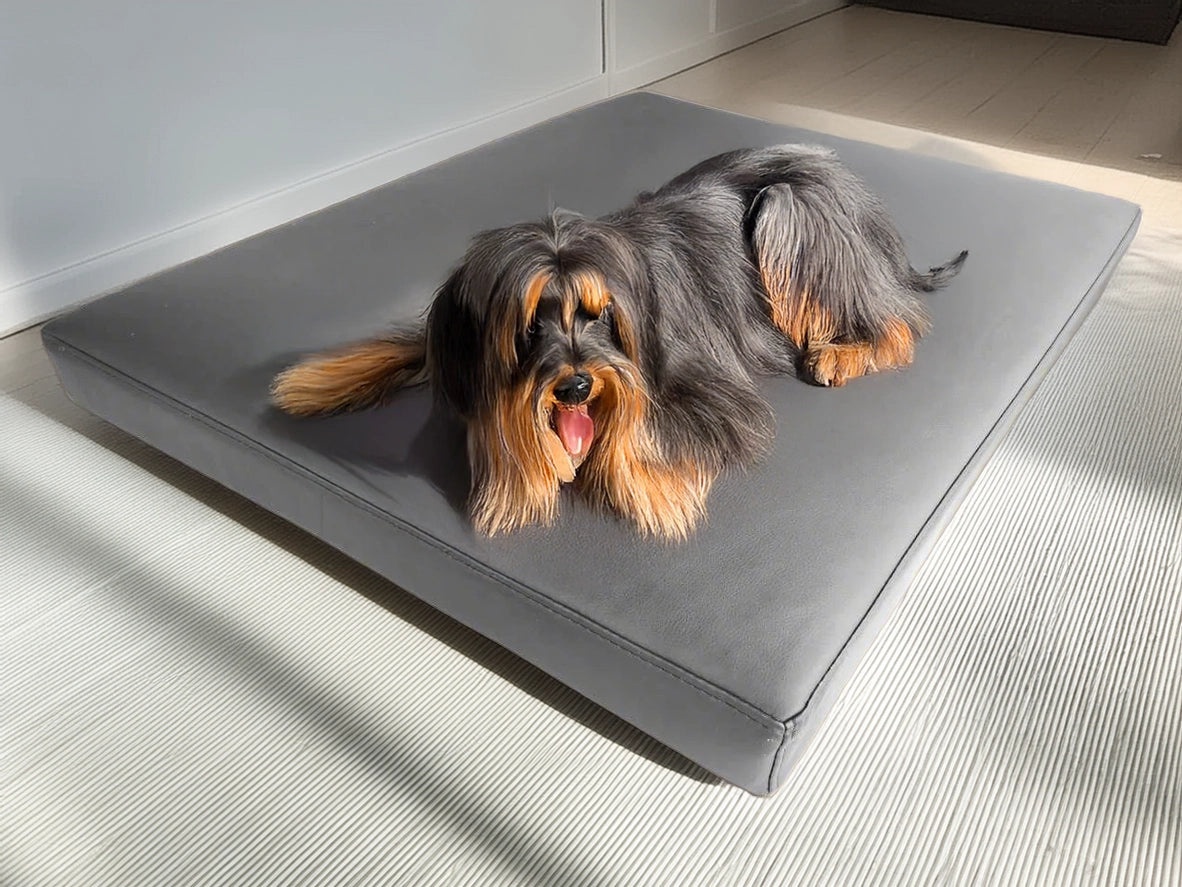 Legowisko Afik z ekoskóry dla dużego psa (3/15) - widok z boku.