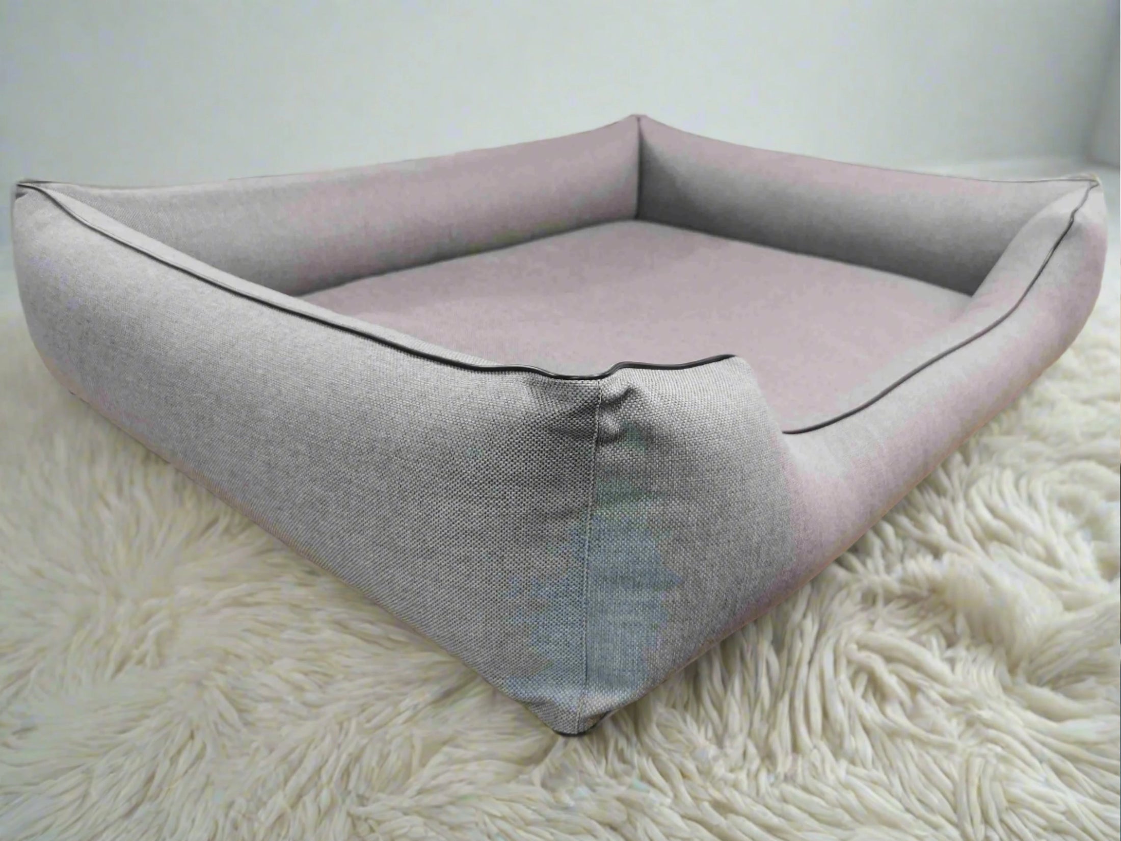 Legowisko dla psa Saba (8/20): Beżowa kanapa, widok z boku. Komfort i zdrowie kręgosłupa.