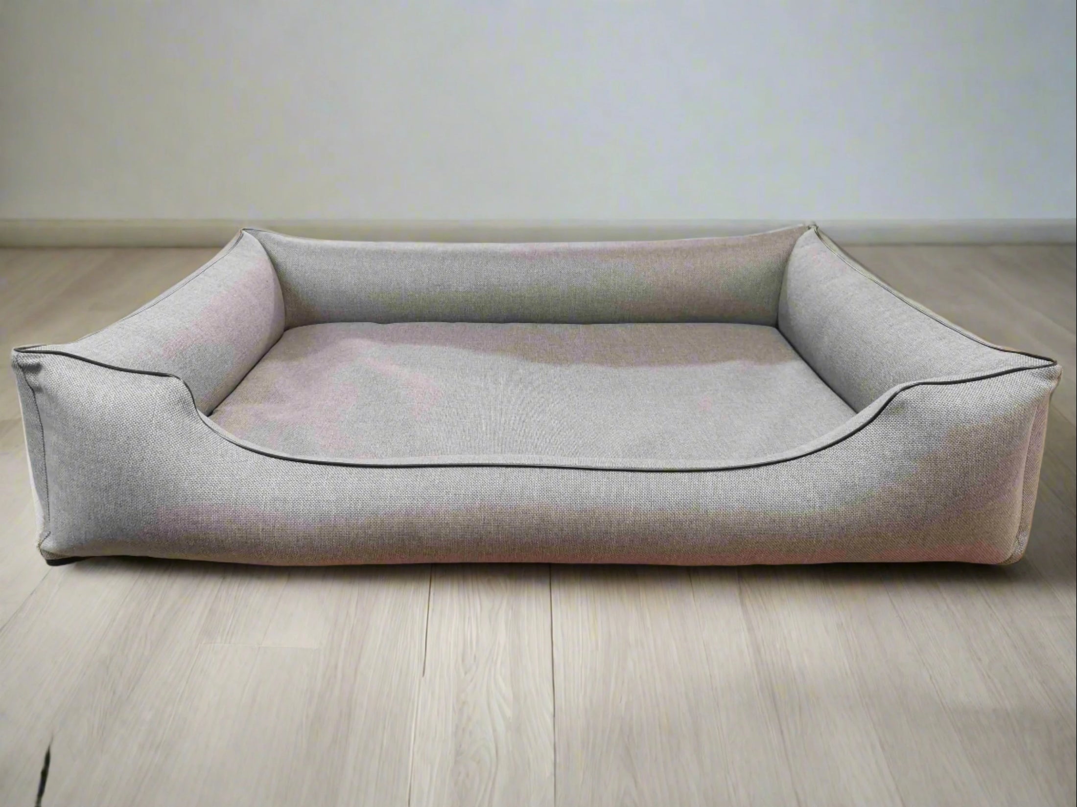 Legowisko dla psa Saba (9/20): beżowa kanapa, widok z boku. Komfort i zdrowie kręgosłupa.