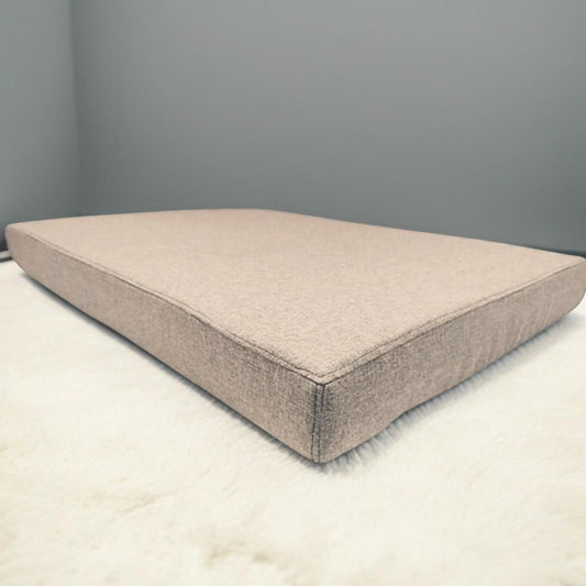 legowisko dla psa afik beżowe na podłodze