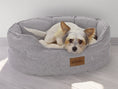 Charger l'image dans la visionneuse de la galerie, Legowisko dla psa Round (3/6): Widok z boku. Miękkie, szare, okrągłe legowisko.