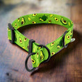 Charger l'image dans la visionneuse de la galerie, Merledog Obroża Avocado (1/2) - widok z przodu. Ręcznie robiona, półzaciskowa obroża dla psa.