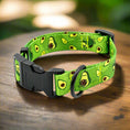Charger l'image dans la visionneuse de la galerie, Obroża dla psa Merledog Avocado (1/3) - widok z przodu. Ręcznie robiona, wzór avocado.