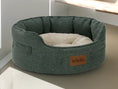 Charger l'image dans la visionneuse de la galerie, Legowisko dla psa Round (6/6): Widok z boku. Miękkie, okrągłe, szare legowisko premium.